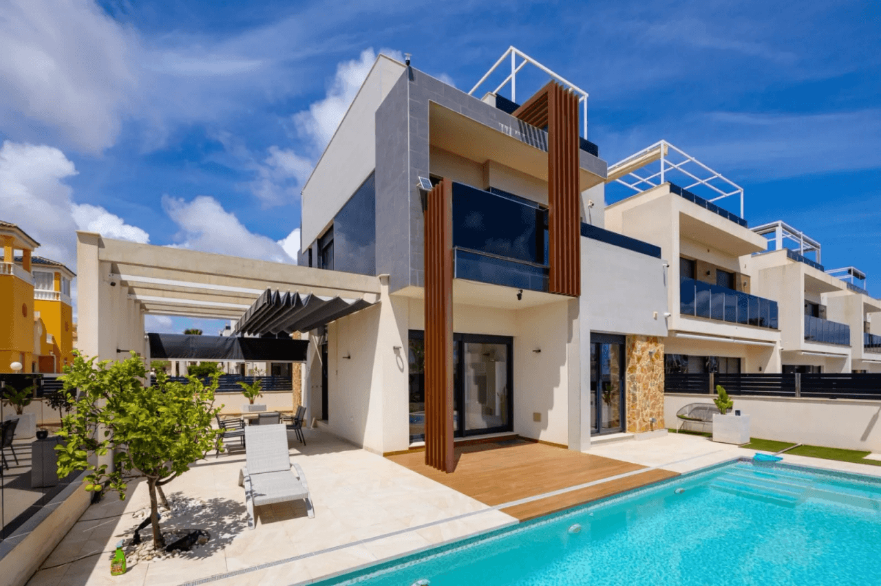 Incredible villa de trois chambres à vendre à Lomas de Cabo Roig, Orihuela Costa.