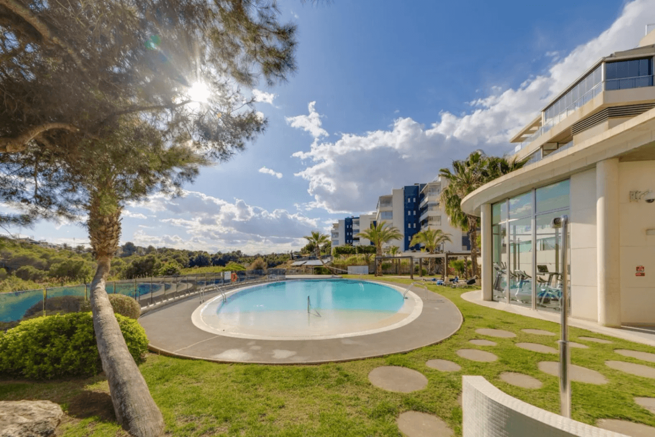 Apartamento moderno de 2 dormitorios en venta en Villamartín, Orihuela Costa