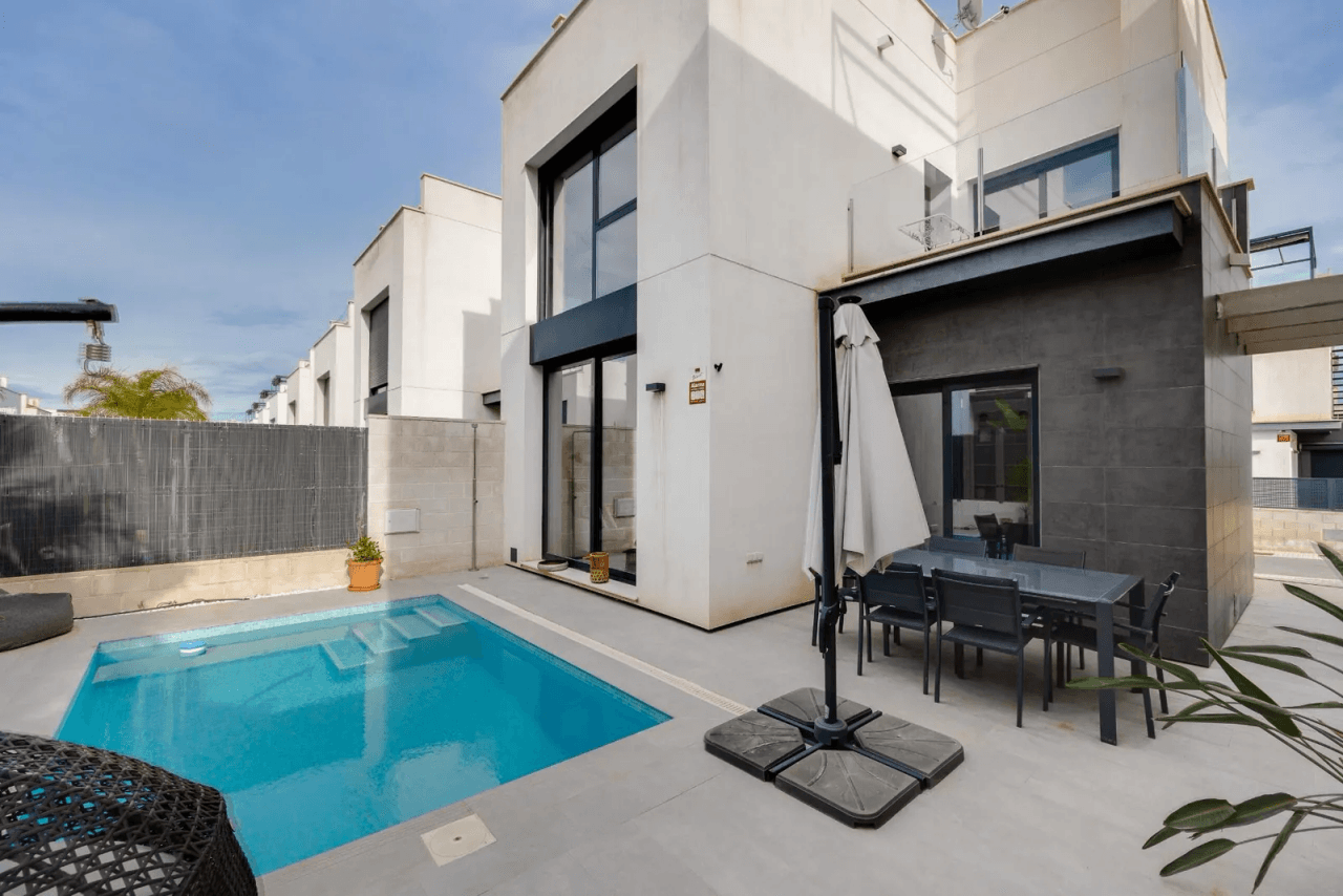 Magnifica Villa Moderna de tres dormitorios en venta en Orihuela Costa