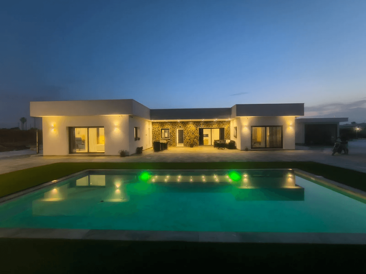 Impresionante Villa independiente con gran terreno en venta en Los Montesinos, Alicante