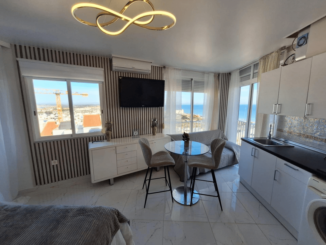 Estudio moderno en venta en Torrejón, Torrevieja.