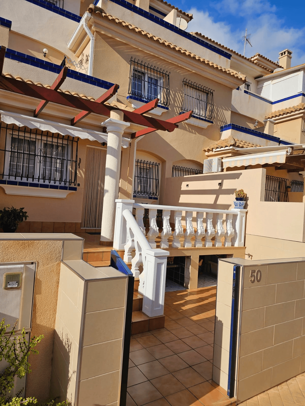 Chalet en venta en La Zenia, Orihuela: 3 habitaciones y piscina comunitaria