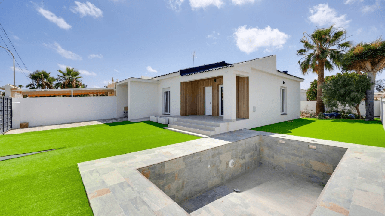 Magnifico Chalet reformado de 4 habitaciones con piscina en venta en la siesta, Torrevieja