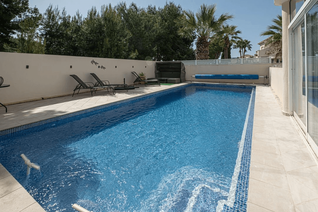 Chalet en venta de 3 dormitorios con piscina en Las Ramblas, Orihuela