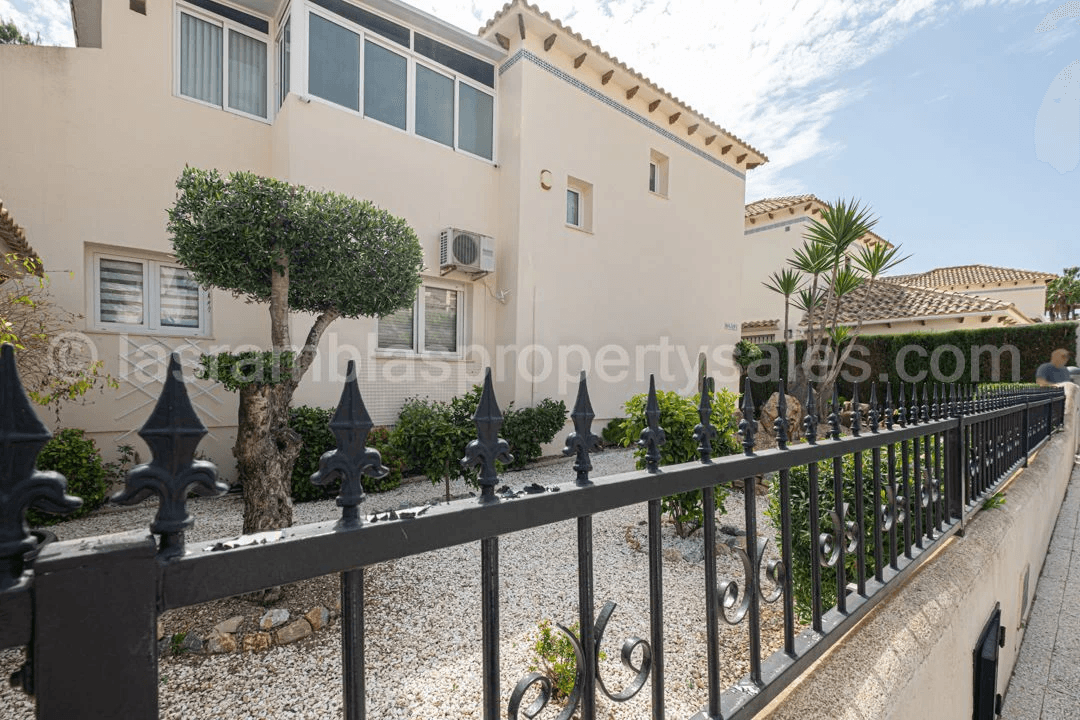 Chalet en venta de 3 dormitorios con piscina en Las Ramblas, Orihuela