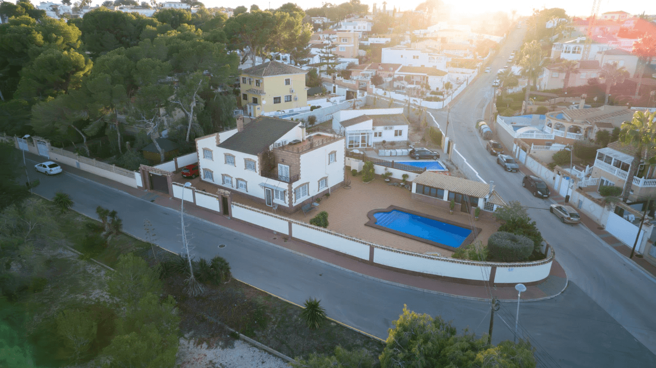 Semi-detached villa for sale in Torrevieja