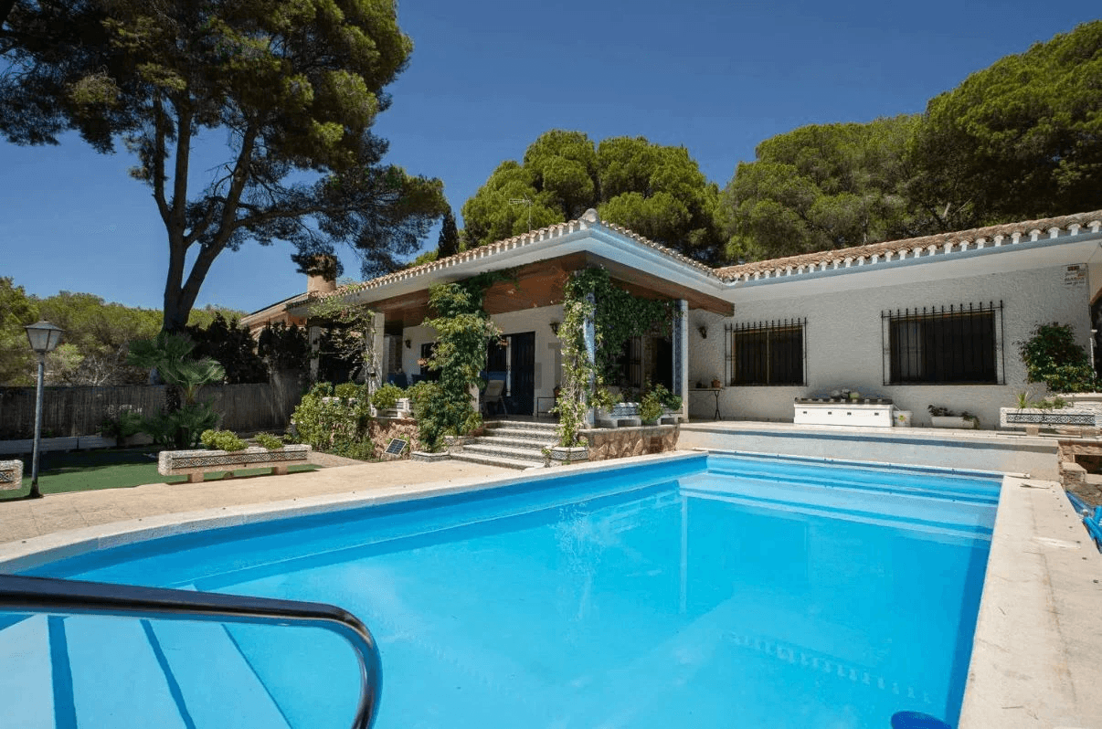 Venta de espectacular villa de 6 dormitorios en Campoamor, Orihuela