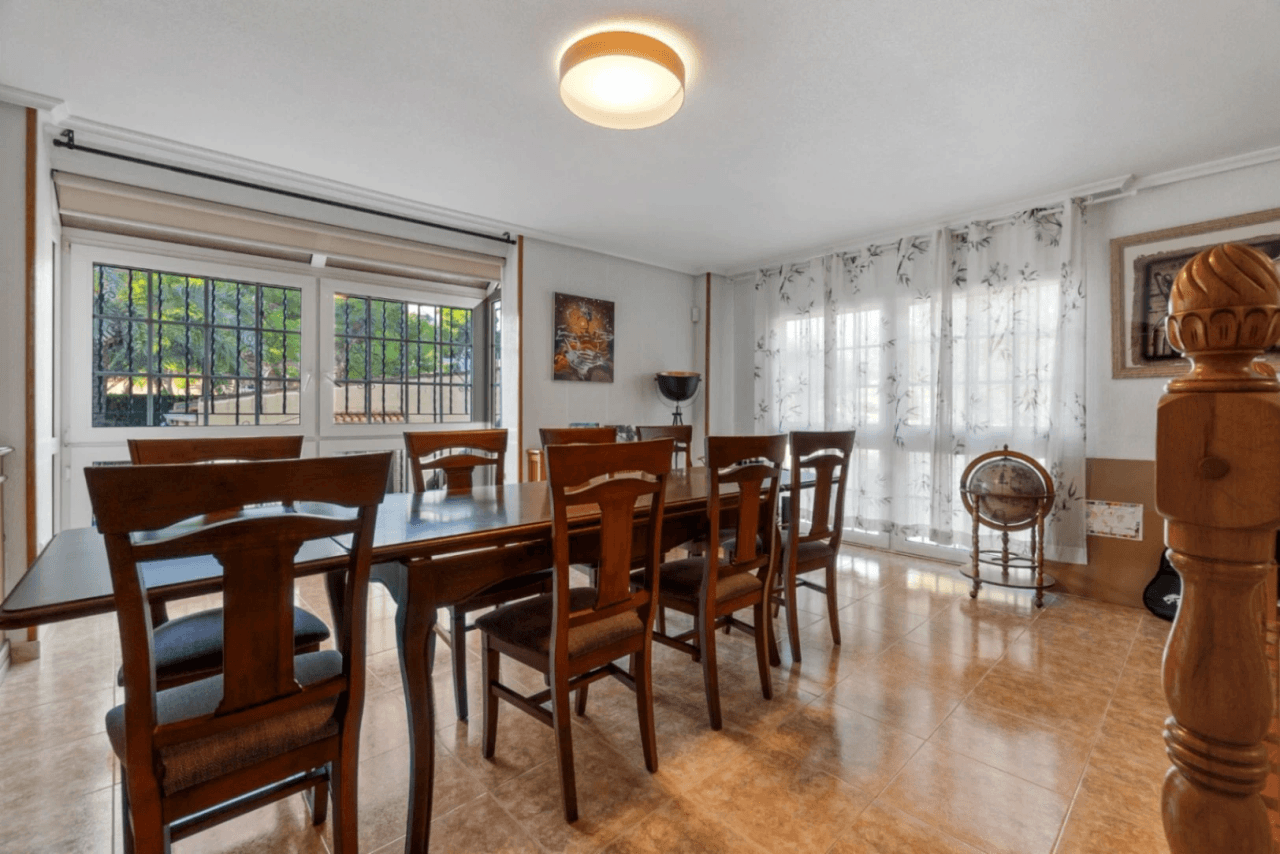 Chalet en venta de 4 habitaciones con piscina en Los Balcones, Torrevieja