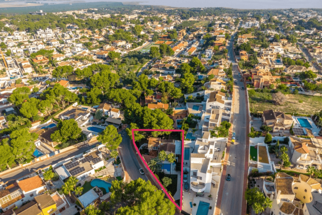 Chalet en venta de 4 habitaciones con piscina en Los Balcones, Torrevieja
