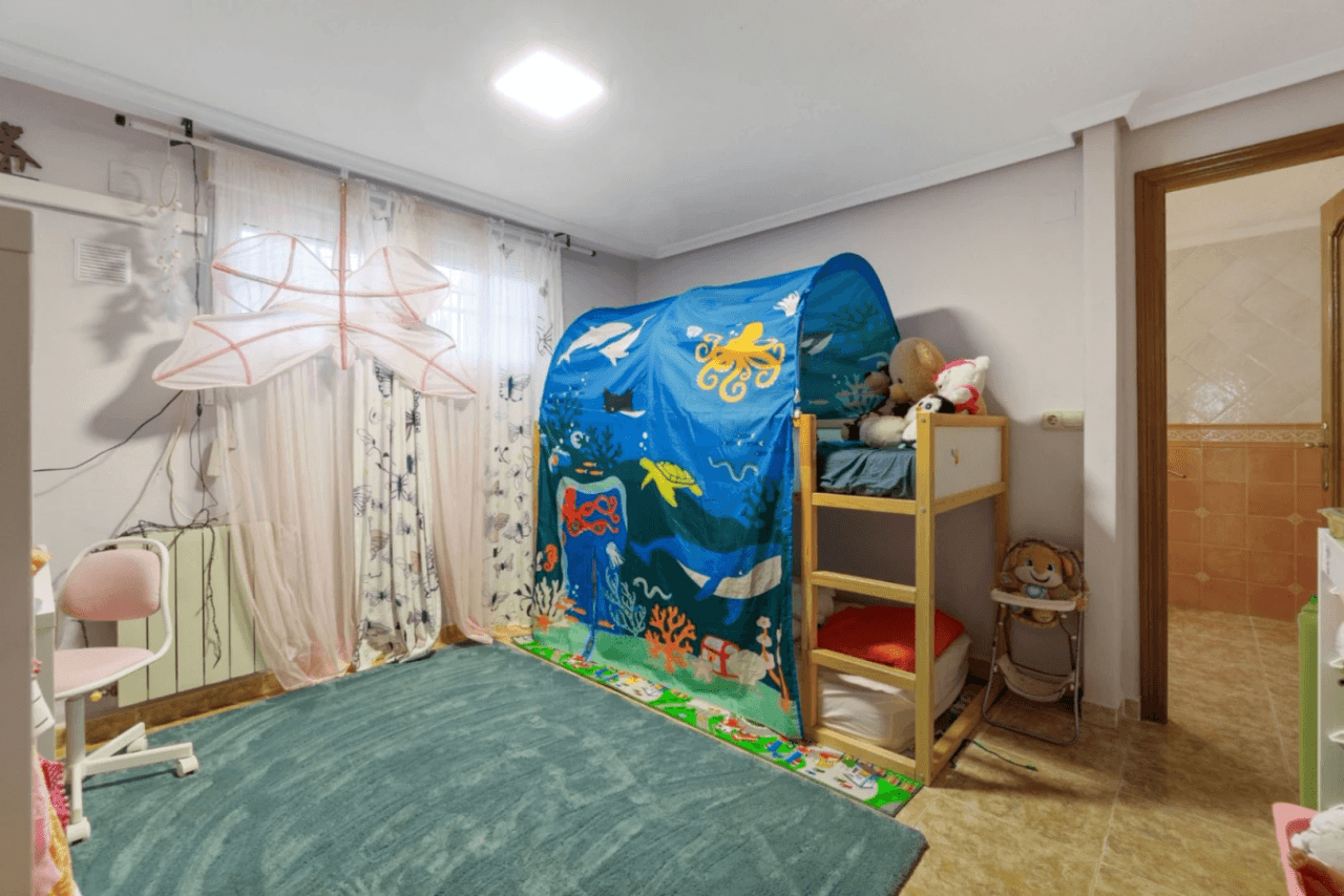 Chalet en venta de 4 habitaciones con piscina en Los Balcones, Torrevieja