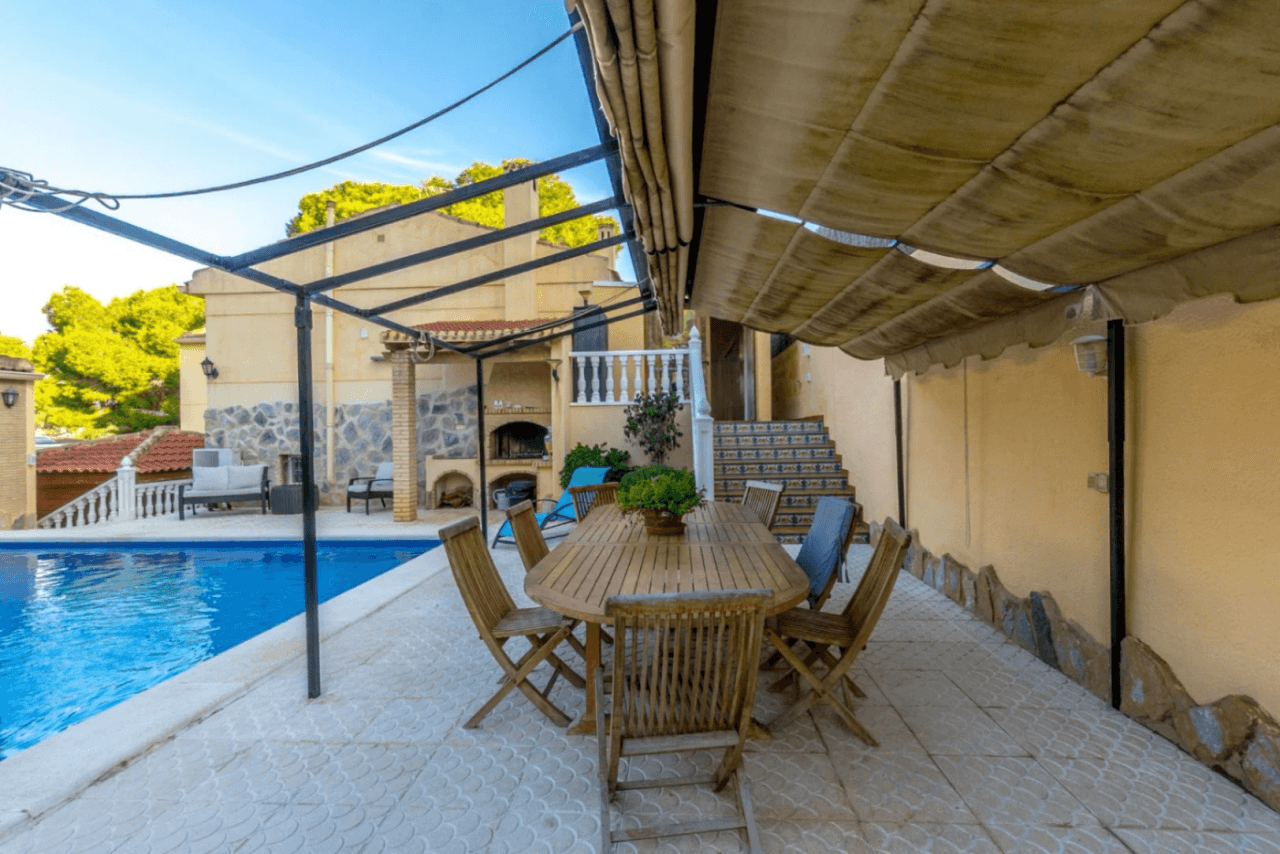 Chalet en venta de 4 habitaciones con piscina en Los Balcones, Torrevieja