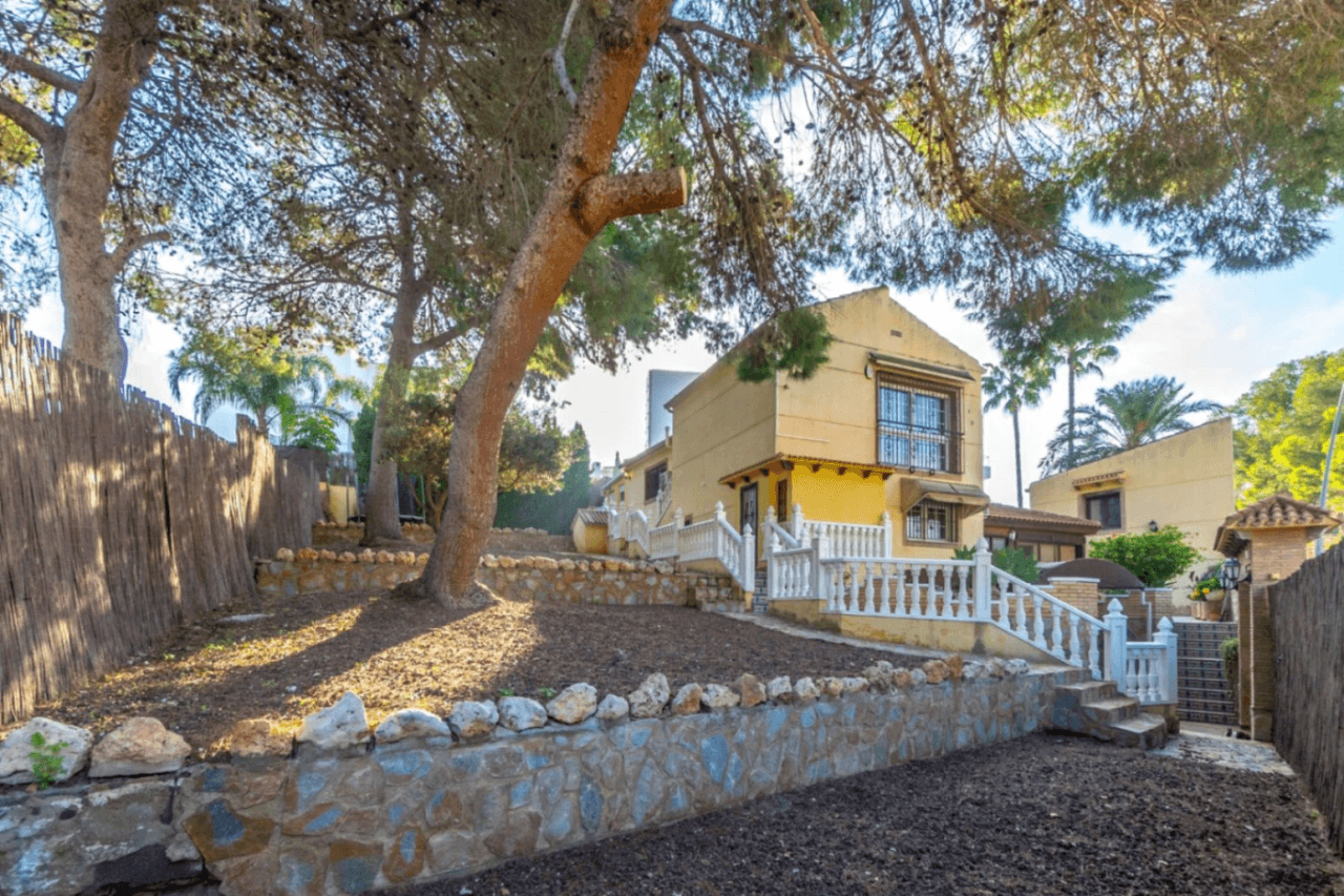 Chalet en venta de 4 habitaciones con piscina en Los Balcones, Torrevieja