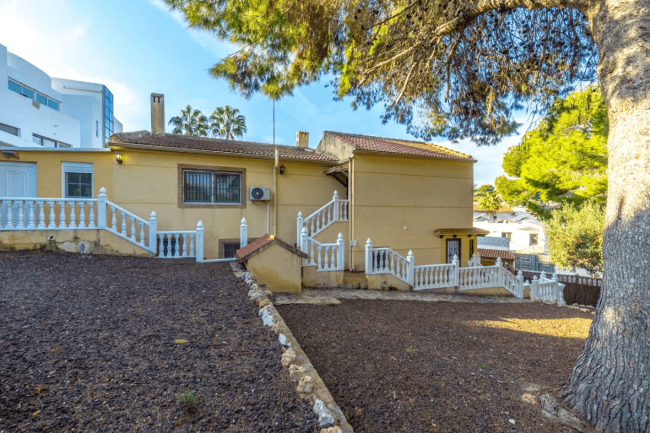 Chalet en venta de 4 habitaciones con piscina en Los Balcones, Torrevieja