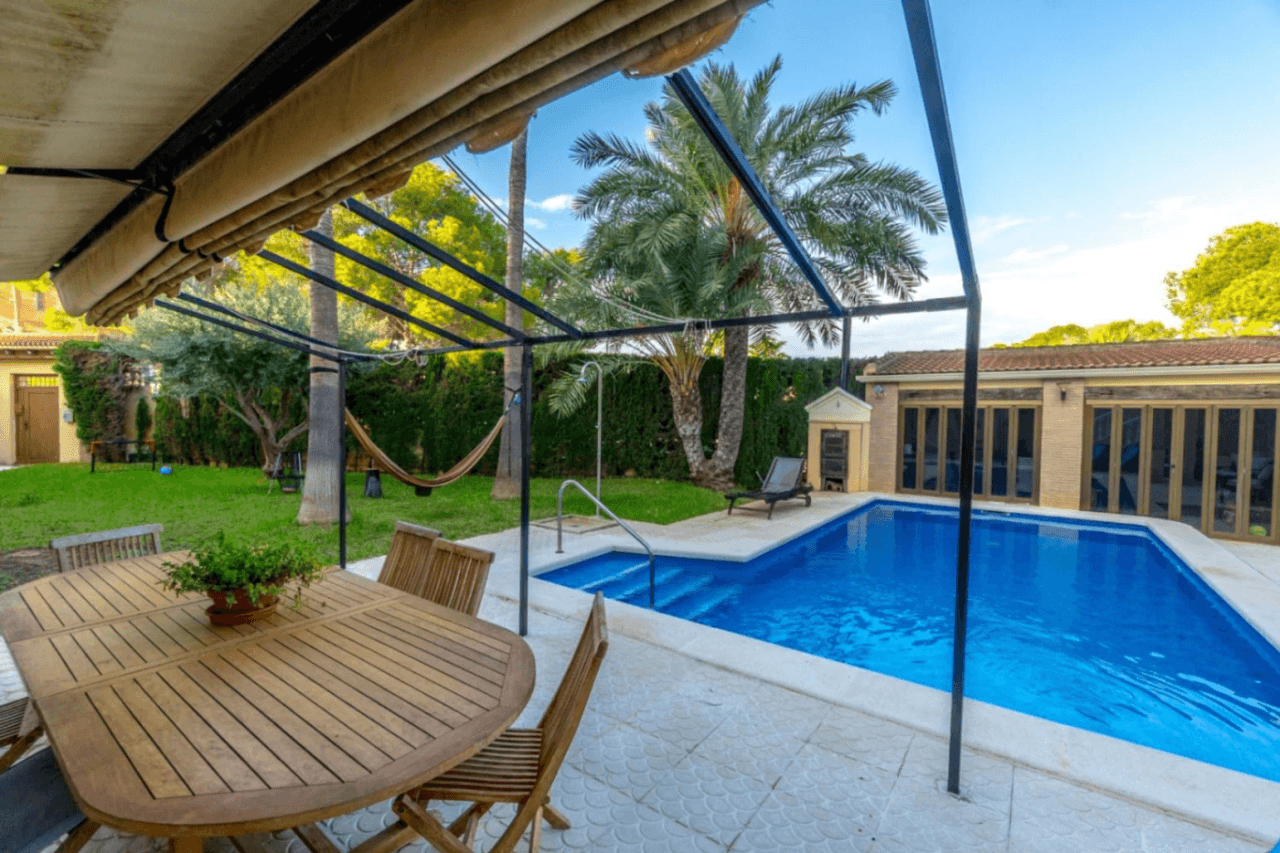Chalet en venta de 4 habitaciones con piscina en Los Balcones, Torrevieja