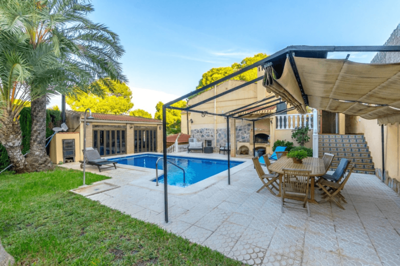Chalet en venta de 4 habitaciones con piscina en Los Balcones, Torrevieja