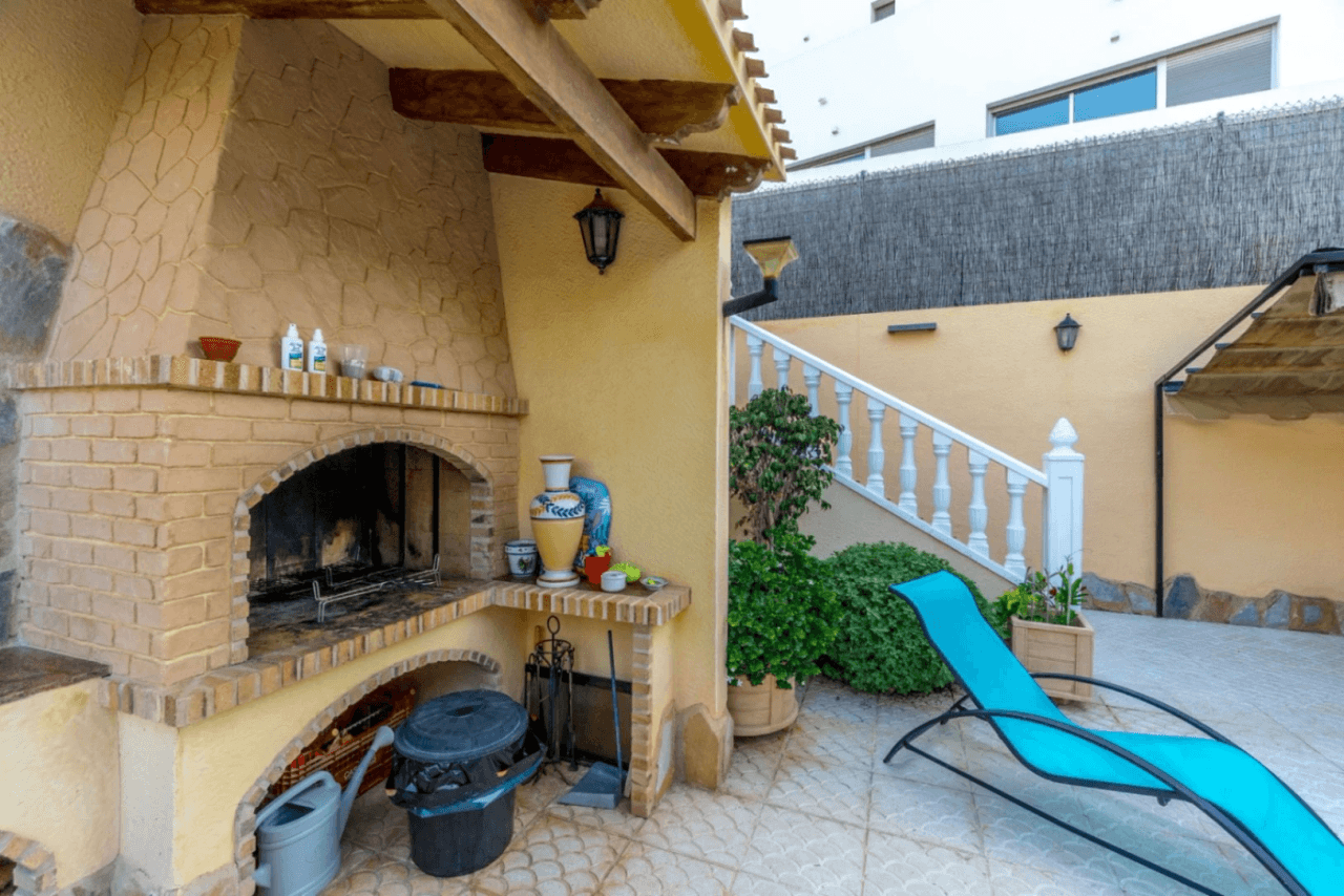 Chalet en venta de 4 habitaciones con piscina en Los Balcones, Torrevieja