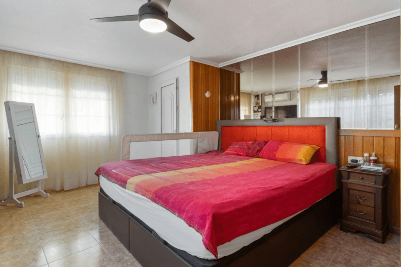 Chalet en venta de 4 habitaciones con piscina en Los Balcones, Torrevieja