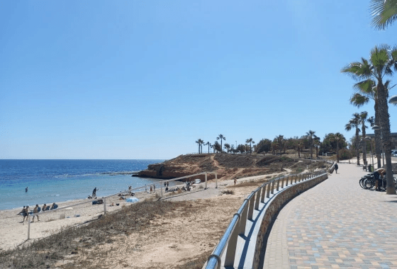 Bungalow en venta de 2 dormitorios en Mil Palmeras, Alicante.