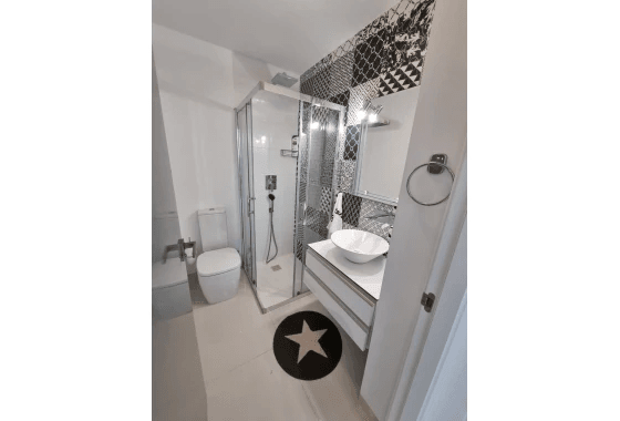 Bungalow en venta de 2 dormitorios en Mil Palmeras, Alicante.