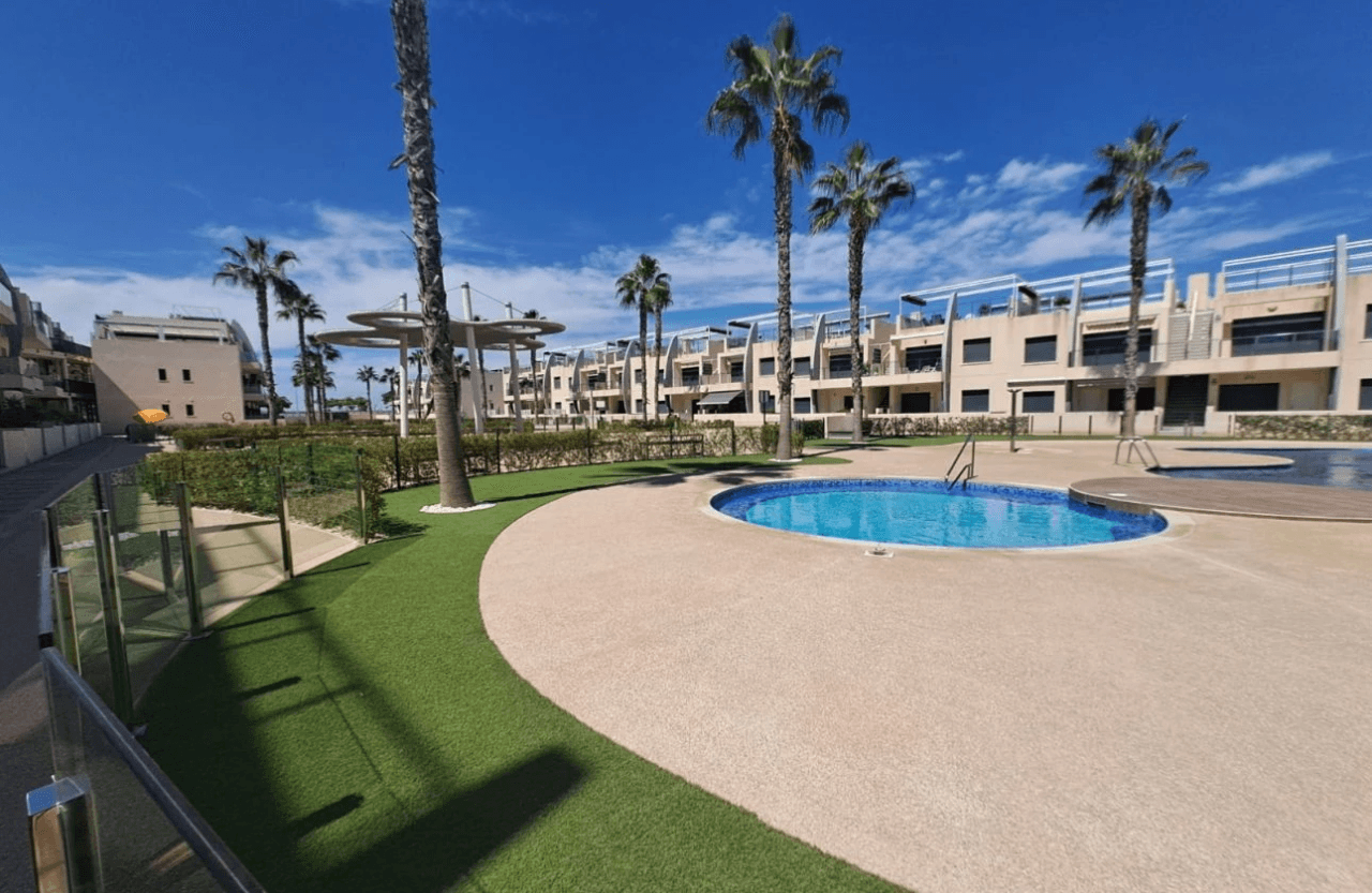 Bungalow en venta de 2 dormitorios en Mil Palmeras, Alicante.