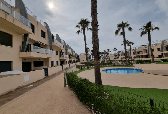 Bungalow en venta de 2 dormitorios en Mil Palmeras, Alicante.