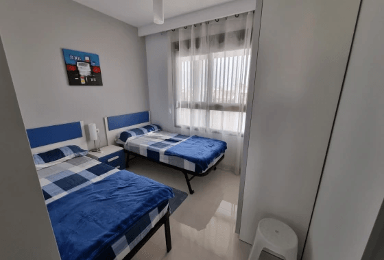 Bungalow en venta de 2 dormitorios en Mil Palmeras, Alicante.