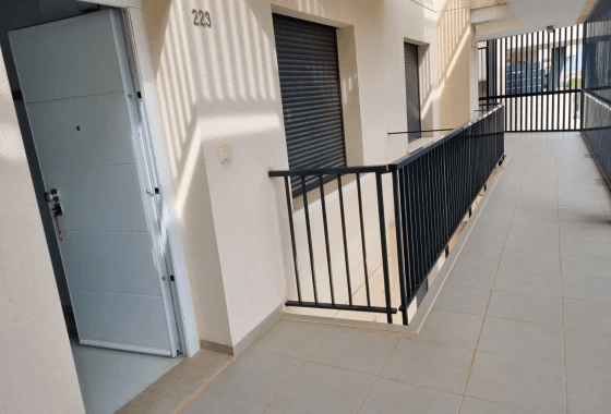Bungalow en venta de 2 dormitorios en Mil Palmeras, Alicante.
