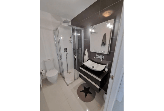 Bungalow en venta de 2 dormitorios en Mil Palmeras, Alicante.