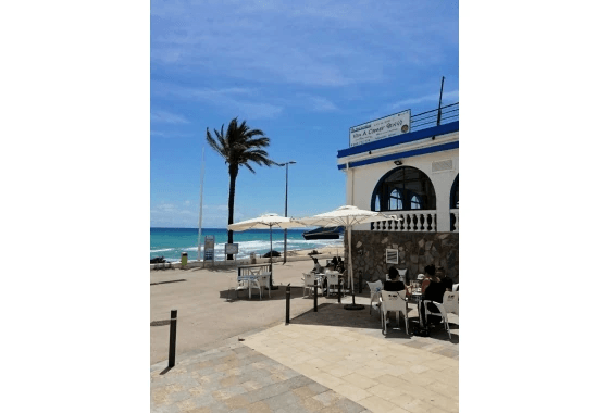 Bungalow en venta de 2 dormitorios en Mil Palmeras, Alicante.