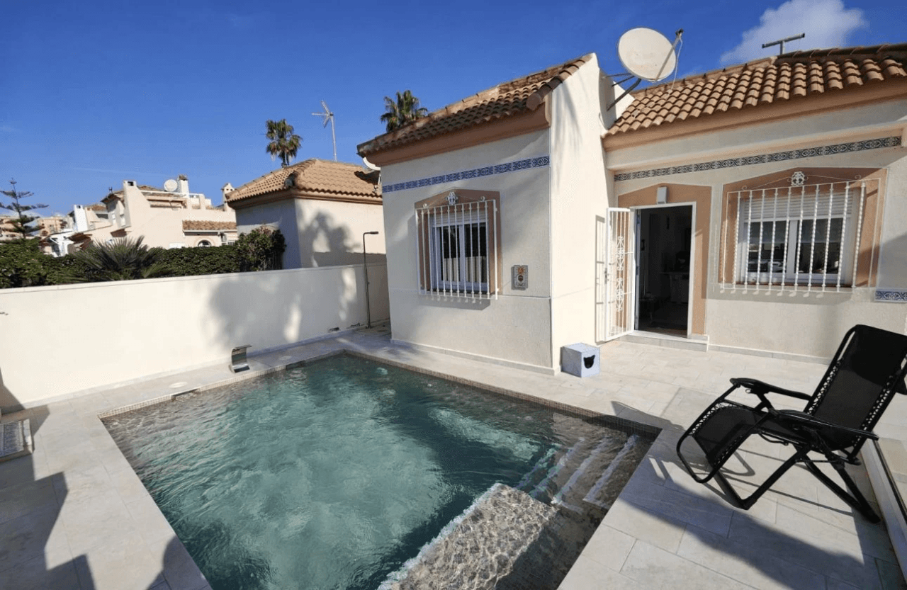 Villa en venta de 2 dormitorios en Aguas Nuevas, Torrevieja