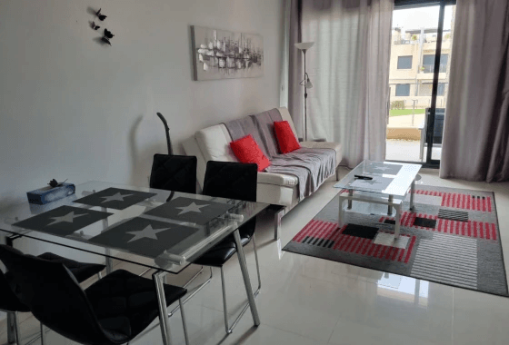 Bungalow en venta de 2 dormitorios en Mil Palmeras, Alicante.