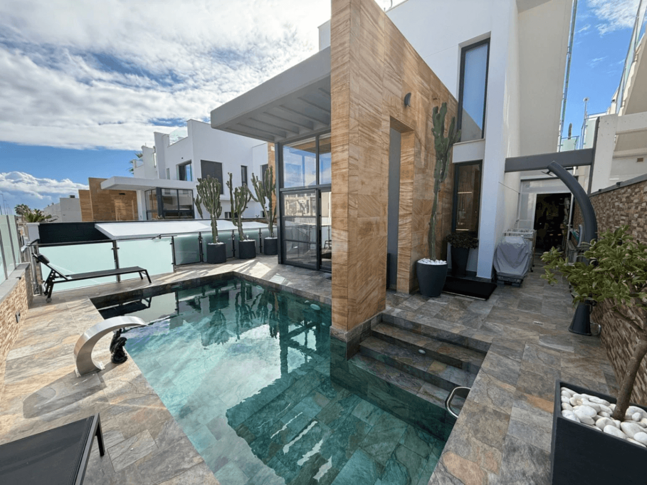 Increíble Villa de 3 habitaciones con vista al mar en venta en Lomas de Cabo Roig, Orihuela Costa