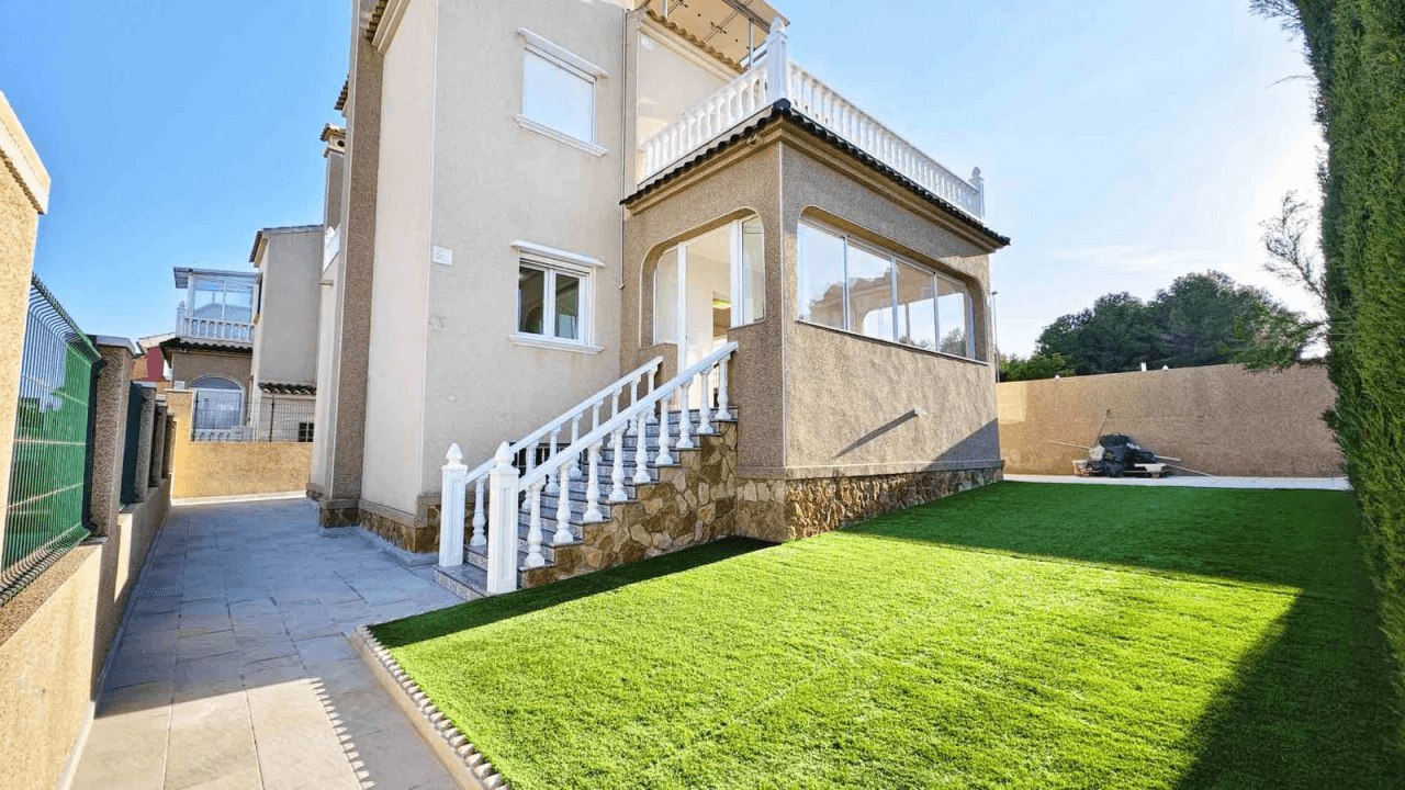 Chalet en venta de 4 dormitorios en Villamartin, Orihuela