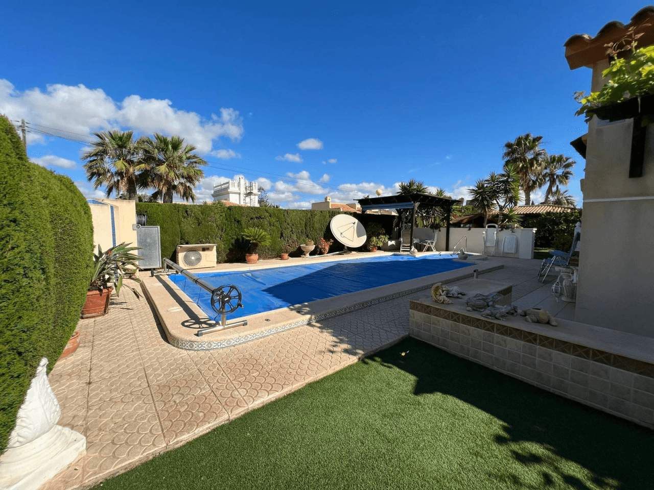 Chalet en venta en Orihuela con 3 dormitorios y piscina privado