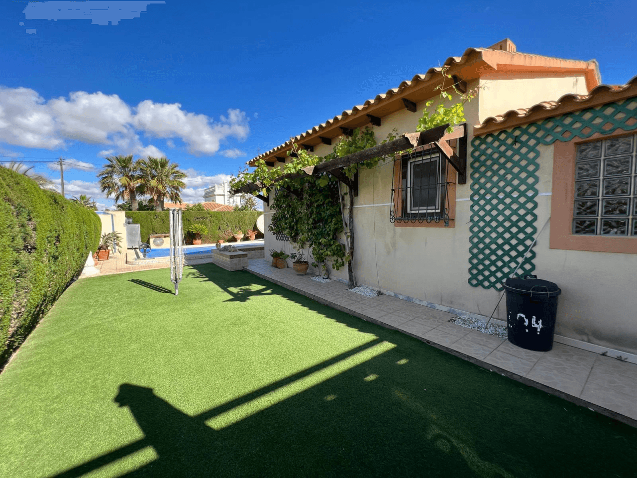 Chalet en venta en Orihuela con 3 dormitorios y piscina privado