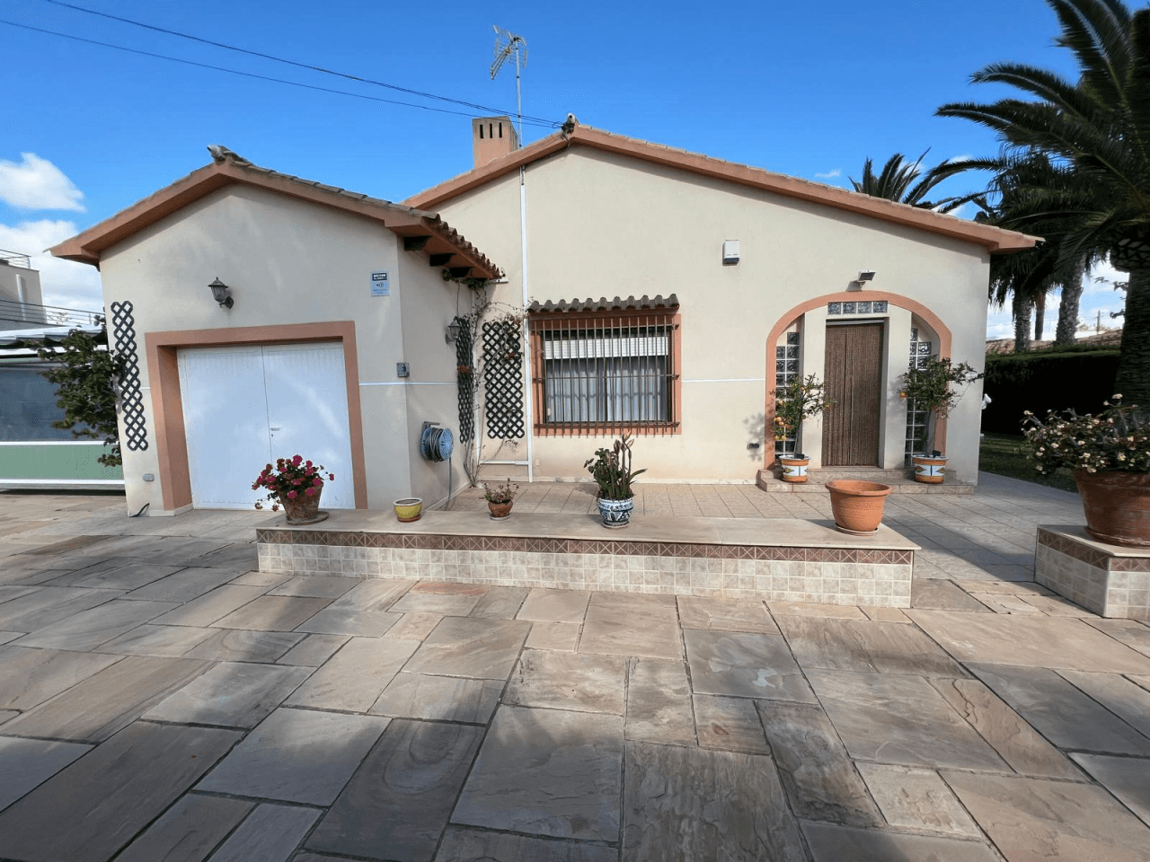 Chalet à vendre à Orihuela avec 3 chambres et piscine privée.