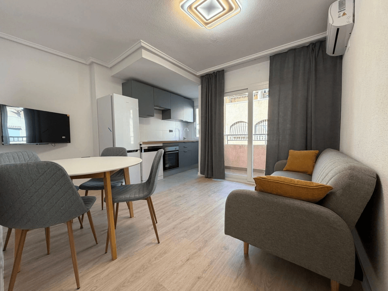Apartamento en venta de 2 habitaciones en Playa de los Locos, Torrevieja