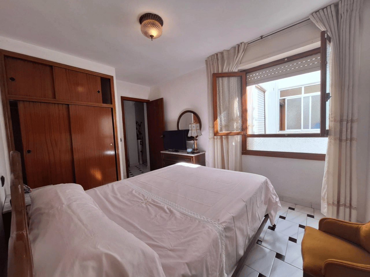 Apartamento en venta en Torrevieja, 3 dormitorios y 1 baño.