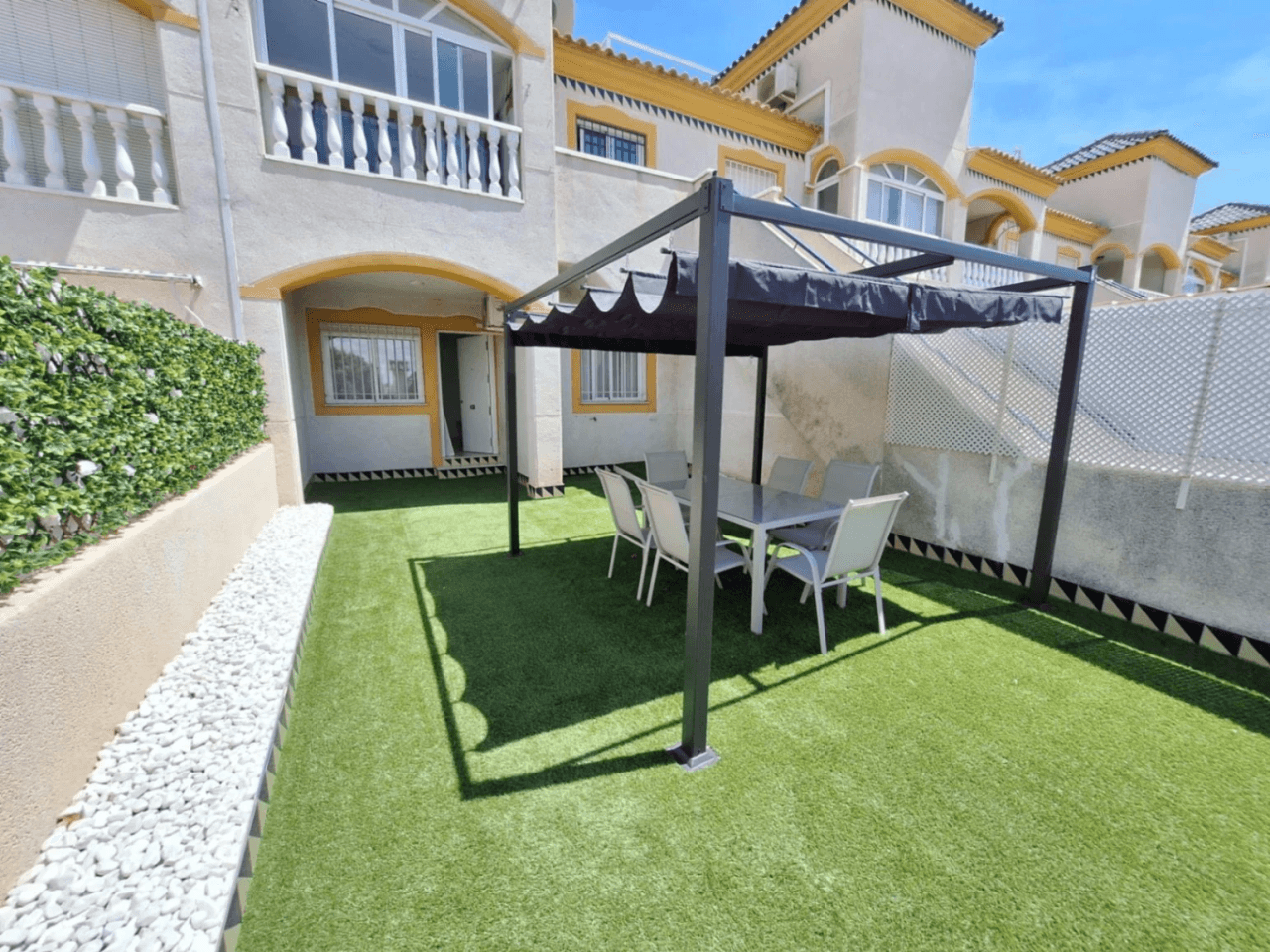 Bungalow zu verkaufen im Zentrum von Torrevieja mit Gemeinschaftspool.