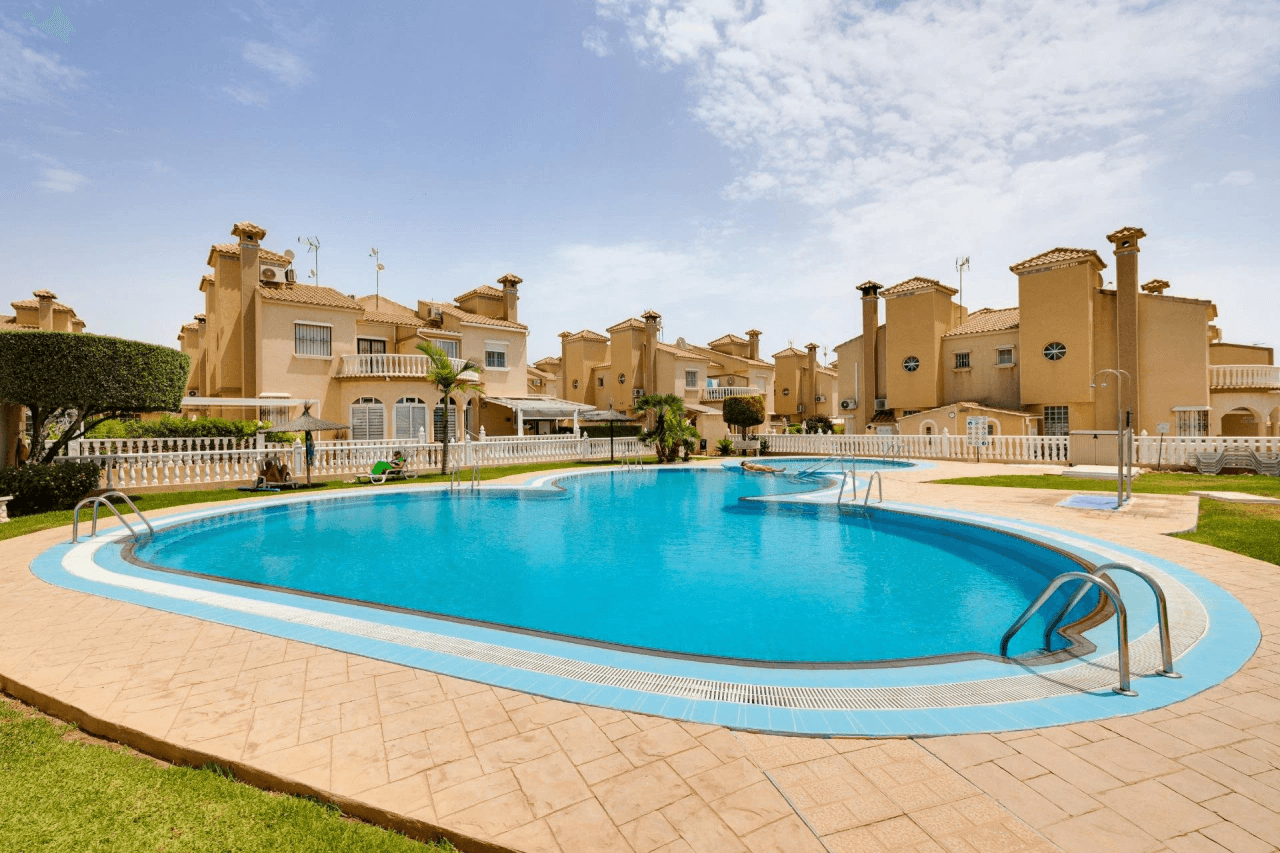Casa adosada en Orihuela Costa, 2 dormitorios, en venta.