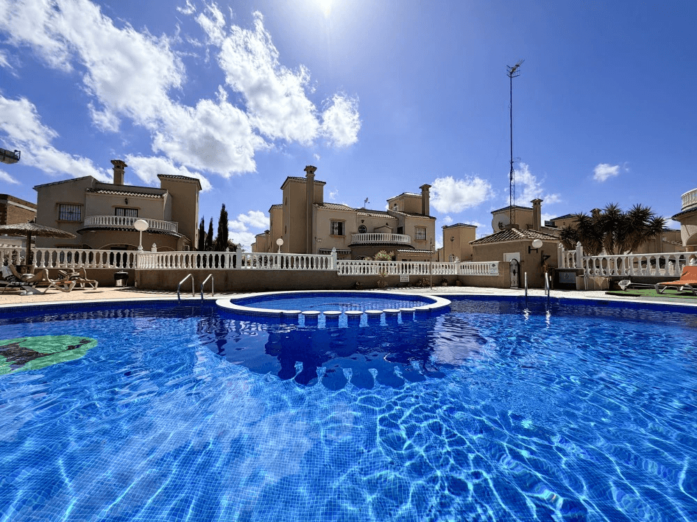 Casa adosada en venta de 3 dormitorios en Orihuela, Villamartin