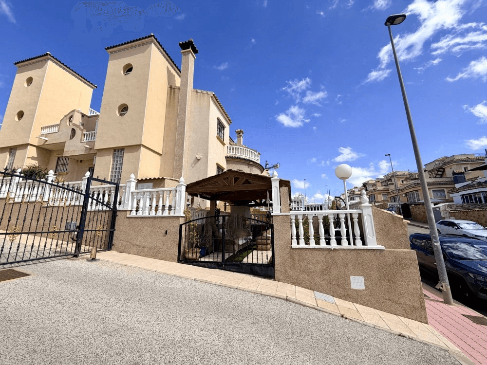 Casa adosada en venta de 3 dormitorios en Orihuela, Villamartin