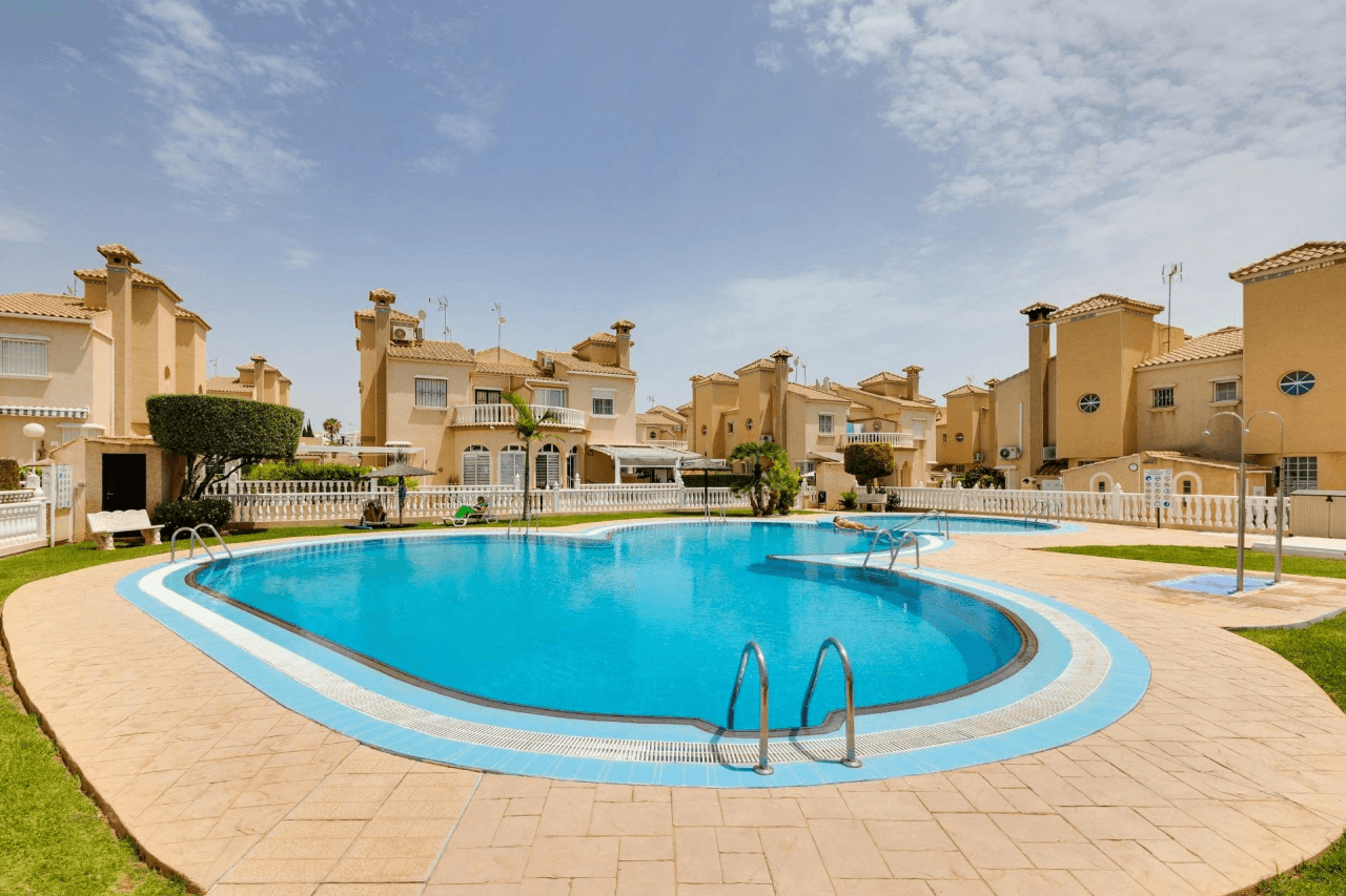 Casa adosada en Orihuela Costa, 2 dormitorios, en venta.