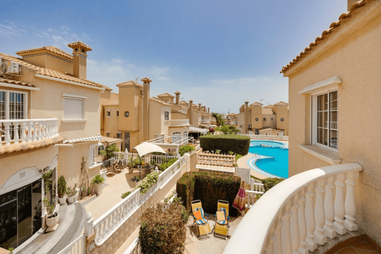 Casa adosada en Orihuela Costa, 2 dormitorios, en venta.